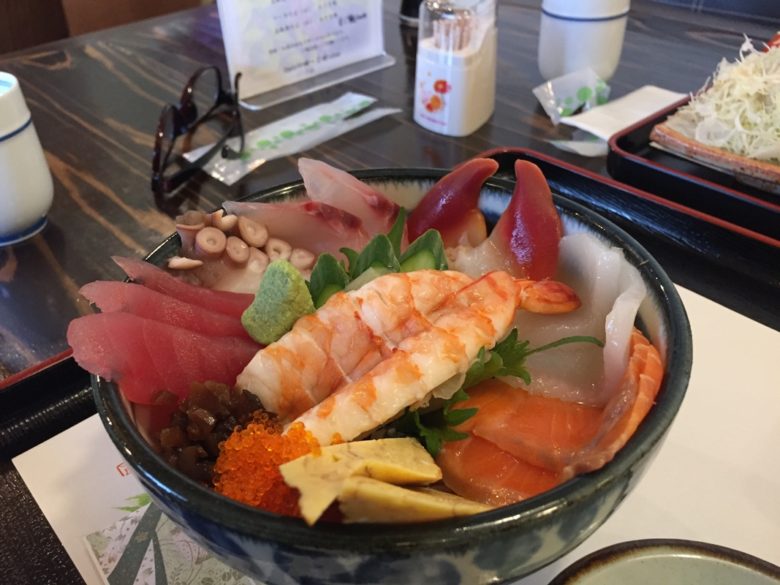 海鮮丼のボリュームすごっ!