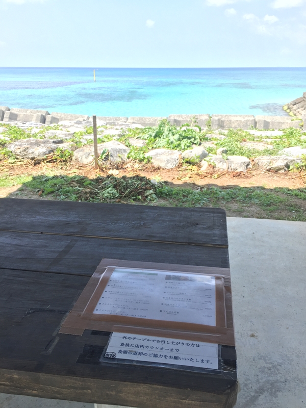 海沿いの東屋の卓上メニュー